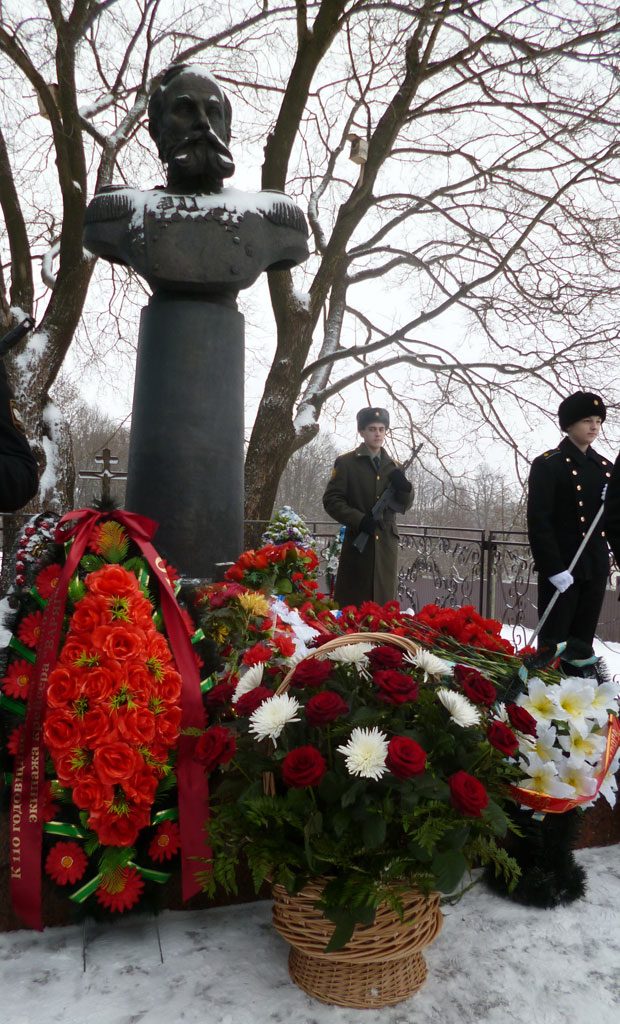 У памятника командира героического крейсера "Варяг" В.Ф.Руднева